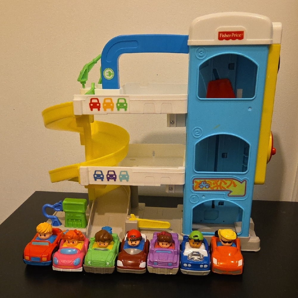 Little People Helpful Neighbors Car Garage Ramp with 7 Wheelie Cars - Picture 1 of 9